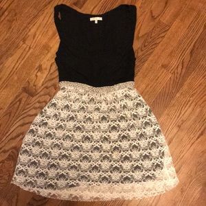 Black and white tank top belt